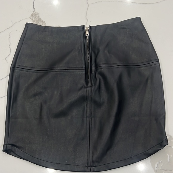 Lulu’s Faux leather mini skirt NWOT - Picture 3 of 3